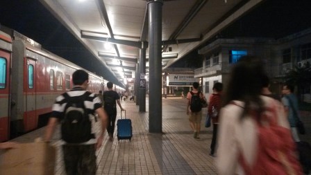 13-10-4 奔走在凌晨的火车站.jpg