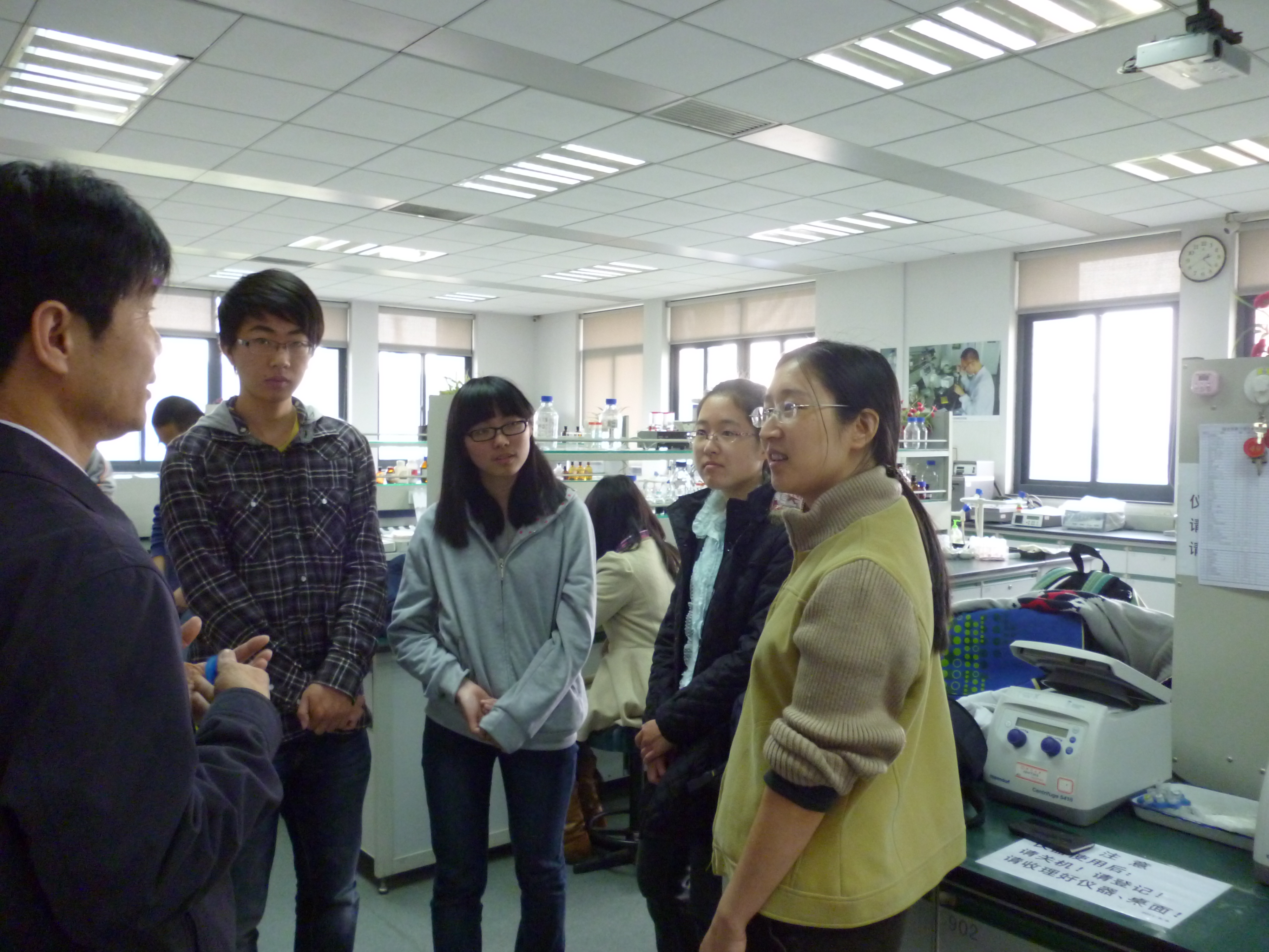 Dr. Yuhua Hu's visit1.JPG
